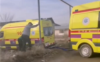 Три автомобиля скорой помощи застряли на дороге в Алматы