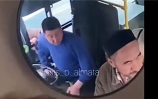 Женщина напала на водителя автобуса в Алматы