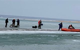 На Капшагае спасли 12 рыбаков, которые уплыли на отколовшейся льдине
