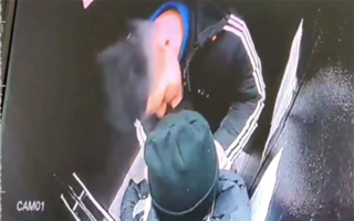 В Караганде мужчина удерживал школьницу в лифте и уговаривал пойти к нему в квартиру - видео