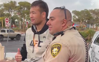Американские полицейские останавливают казахстанского бойца Рахмонова, чтобы сфотографироваться с ним (видео)