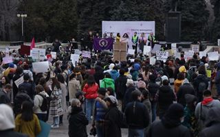 В Алматы проходит митинг за права женщин