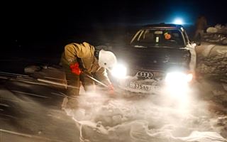На автодороге Карасу - Большая Чураковка в снежном заносе застряли люди