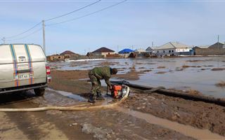 Дворы и улицы затопило талыми водами на западе Казахстана