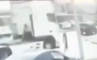 Появились подробности жуткого ДТП в Шымкенте: грузовик наехал на девочку