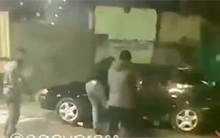  "Трое доблестных мужчин жестоко избили одного человека в Астане" (видео)
