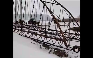 Жители села в Павлодарской области сами сварили и поставили себе мост через реку