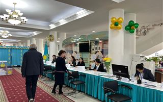 Бабушка расплакалась на избирательном участке: как проходят выборы в Алматы