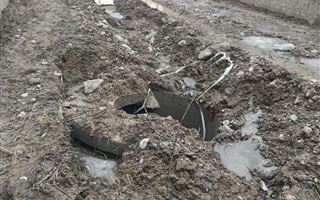 Жители Есика тонут в грязи из-за недоделанного водопровода