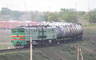 Грузовой поезд из Беларуси сошел с рельсов на станции в Алматинской области
