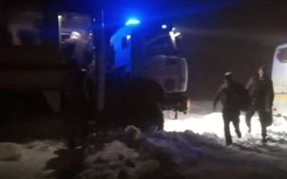 Спасатели эвакуировали 28 человек из снежного заноса в Карагандинской области