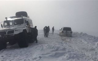В Карагандинской области на трассе застряли четыре автомобиля