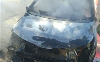 В Павлодаре возле набережной сгорел автомобиль