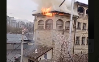 Трехэтажное кафе загорелось на улице Розыбакиева в Алматы 