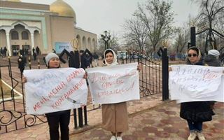 В Актау общественники провели пикет против бытового насилия в стране