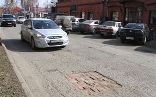 Кирпичами заложили ямы на дорогах в Усть-Каменогорске