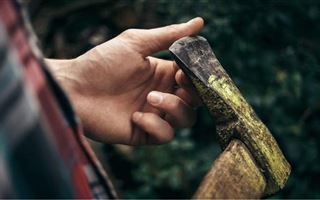 Жетісу облысында ер адам балтамен әйеліне шабуыл жасады