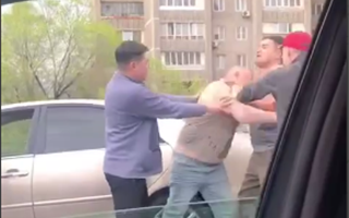 Водители подрались на оживленной улице в Алматы - видео