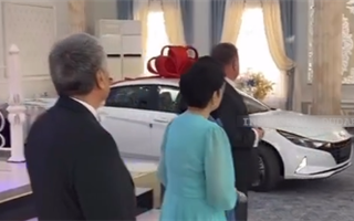 Новый автомобиль подарил казахстанец годовалому внуку