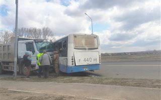 В Усть-Каменогорске автобус столкнулся с грузовиком, пострадали пассажиры