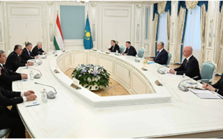 Президенты Казахстана и Таджикистана провели переговоры в узком кругу