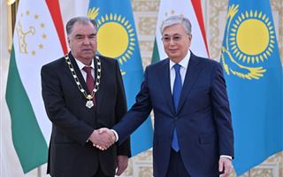 Токаев наградил президента Таджикистана орденом