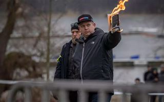 Устроившего акцию с сожжением Корана политика заочно арестовали в Швеции