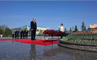 Токаев почтил минутой молчания память казахстанцев, погибших в годы Великой Отечественной войны