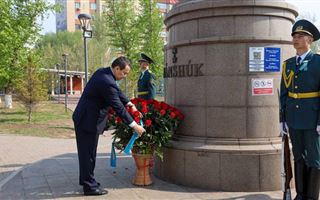 Алихан Смаилов возложил цветы к памятнику Герою Советского Союза Маншук Маметовой