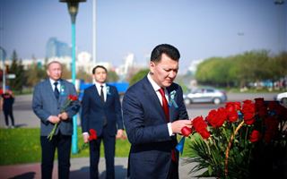 Государственный советник РК возложил цветы к памятнику Рахимжана Кошкарбаева 