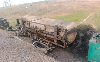 18 грузовых вагонов сошли с рельсов возле Шымкента