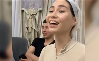 Казахстанка в платке восхитила интернет своей перепевкой французского хита