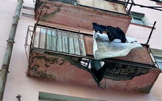 В Усть-Каменогорске балкон рухнул вместе с женщиной