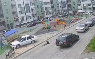 Водитель сбил ребенка и врезался в детскую площадку в одном из дворов Алматы - видео