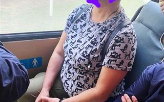 "Лучше" других девушек": кофта с эротическим принтом на пассажирке автобуса возмутила казахстанцев