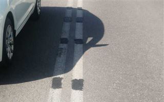 Житель Костаная с помощью черной краски скорректировал дорожную разметку