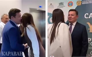 "Оның қалай актриса болғаны, енді түсінікті болды": Министрмен тағы да сүйісіп амандасқан Әбдікәрімова видеоға түсіп қалды (ВИДЕО)