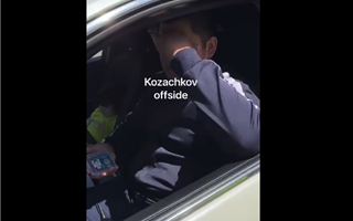 В Казнет попало видео, на котором мужчина избежал наказания, показав служебное удостоверение