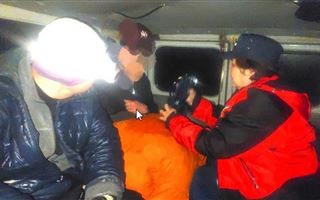 Троим туристам, отправившимся покорять горы, потребовалась помощь спасателей в Алматы