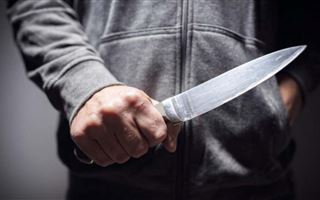 Мужчина ранил знакомого ножом и спрыгнул с 8 этажа в Лисаковске