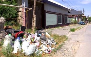 Сельчане вывалили мешки с мусором прямо у акимата в Туркестанской области