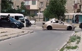 В Актау оштрафовали водителей кортежа, который ездил по городу без номеров
