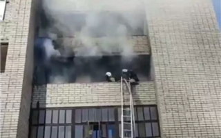 В Павлодаре в многоэтажном доме загорелся балкон