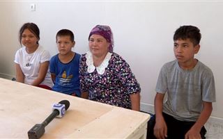 Выпускники сельской школы построили дом матери-одиночке в Туркестанской области