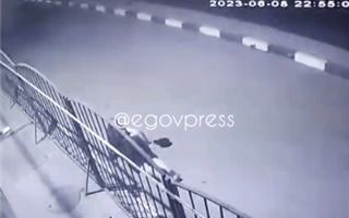 В Алматинской области 19-летний водитель сбил пешехода на заборе