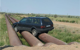 Автомобиль вылетел на шлакопровод в Павлодарской области