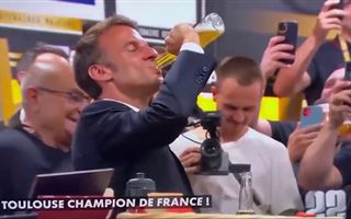 Эммануэль Макрон залпом выпил бутылку пива, отметив победу регбийного клуба (видео)