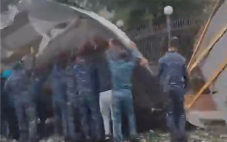 Крышу сорвал ветер с академии МВД в Караганде - видео