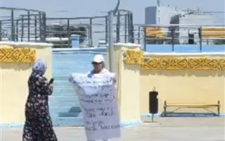 Жительница Актау вышла на одиночный пикет с требованием отставки министра здравоохранения