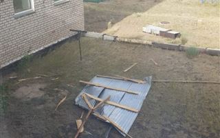 В Экибастузе в сельской школе ветер сорвал часть крыши